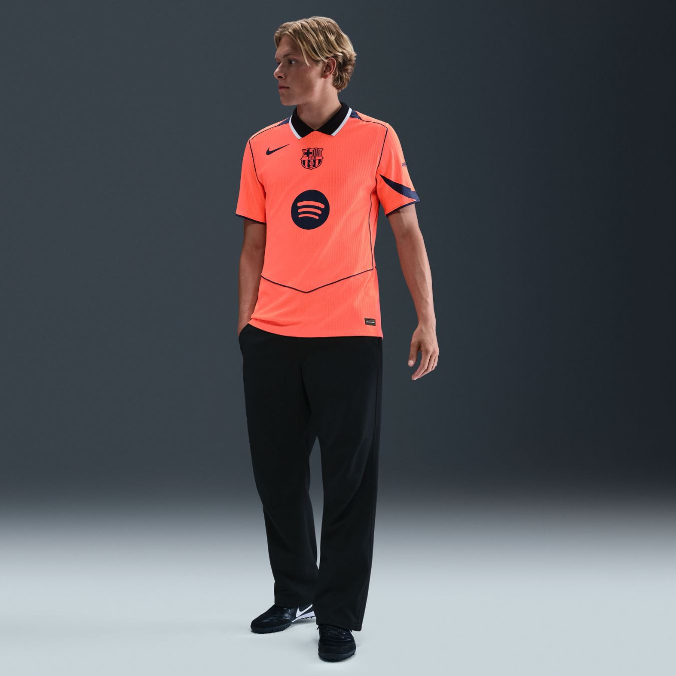 Maillot officiel FC Barcelone third authentique 2025-2026 rose et violet Nike - photo portée