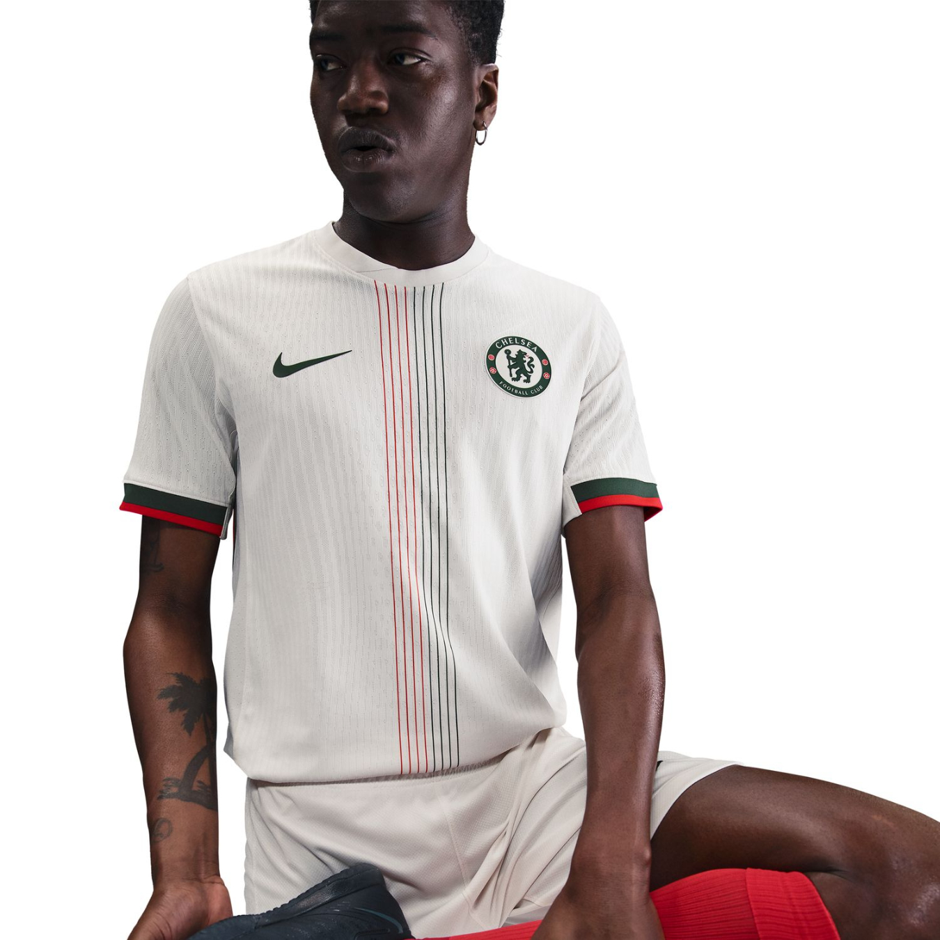 Maillot officiel Chelsea extérieur authentique 2025-2026 beige et marron Nike - photo portée
