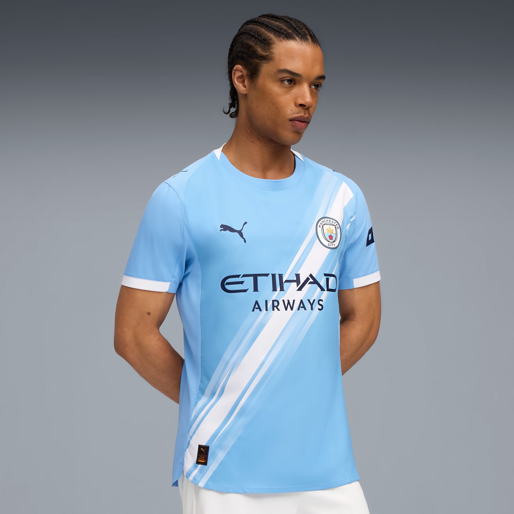 Maillot officiel Manchester City domicile 2025-2026 bleu ciel et blanc Puma - photo portée