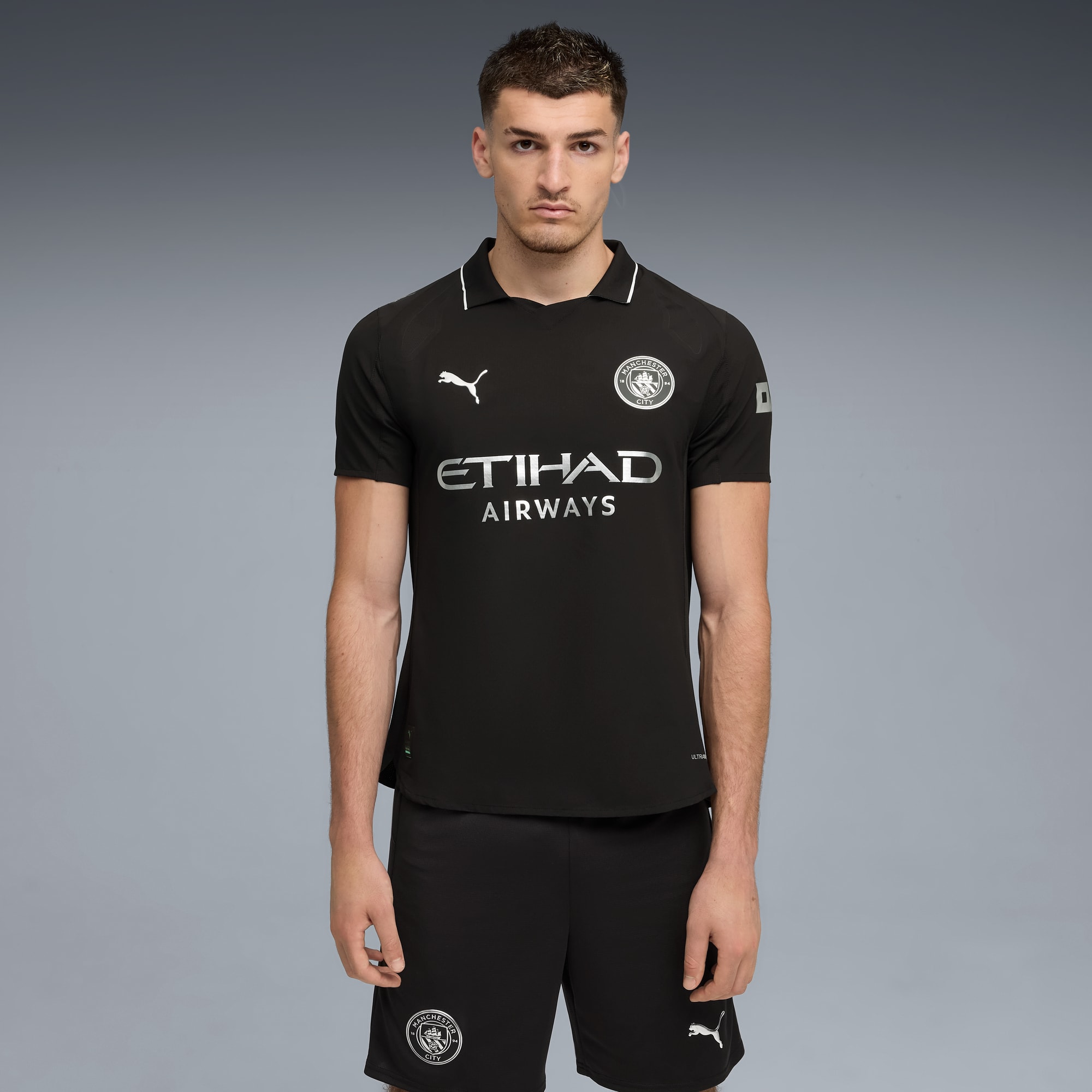 Maillot officiel Manchester City extérieur 2025-2026 noir et blanc Puma - photo portée