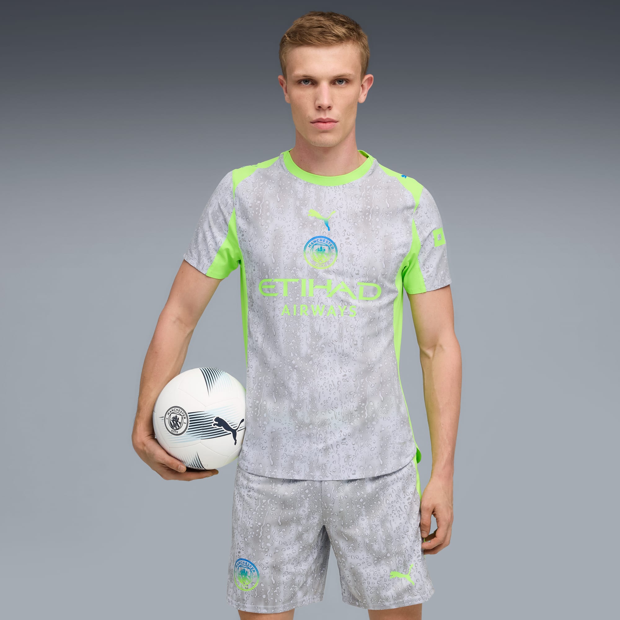 Maillot officiel Manchester City third 2025-2026 blanc, gris et jaune fluo Puma - photo portée