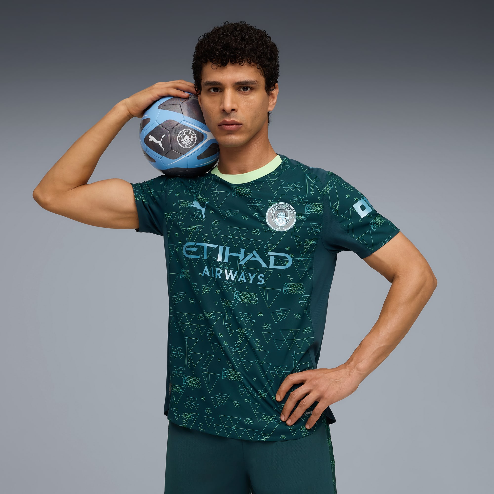 Maillot officiel Manchester City fourth 2025-2026 vert foncé et jaune Puma - photo portée