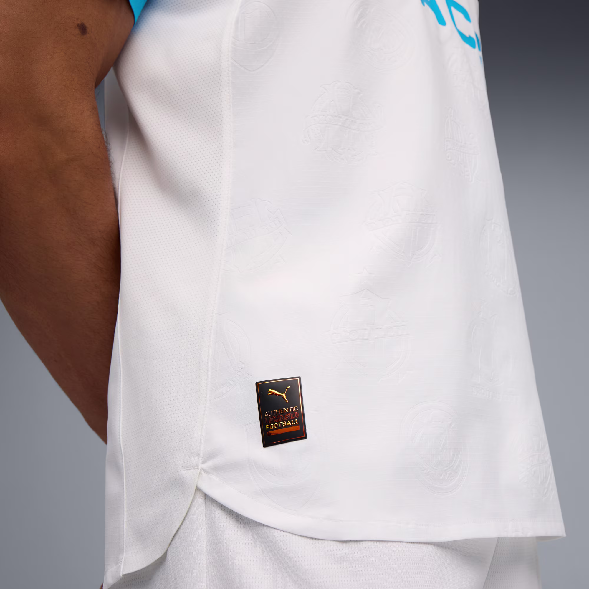 Maillot officiel Olympique de Marseille domicile authentique 2025-2026 blanc et bleu ciel Puma - détail