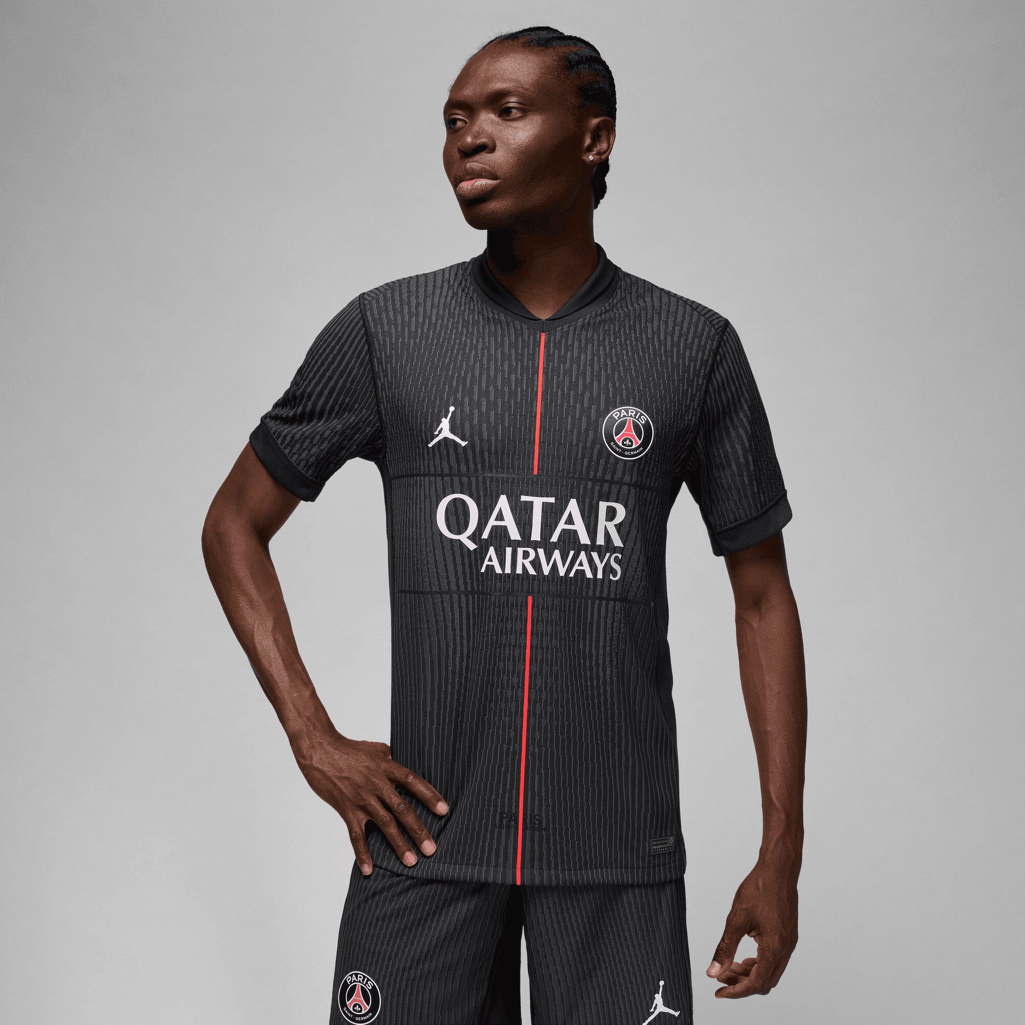 Maillot officiel Paris Saint-Germain fourth 2025-2026 gris et noir Jordan - photo portée