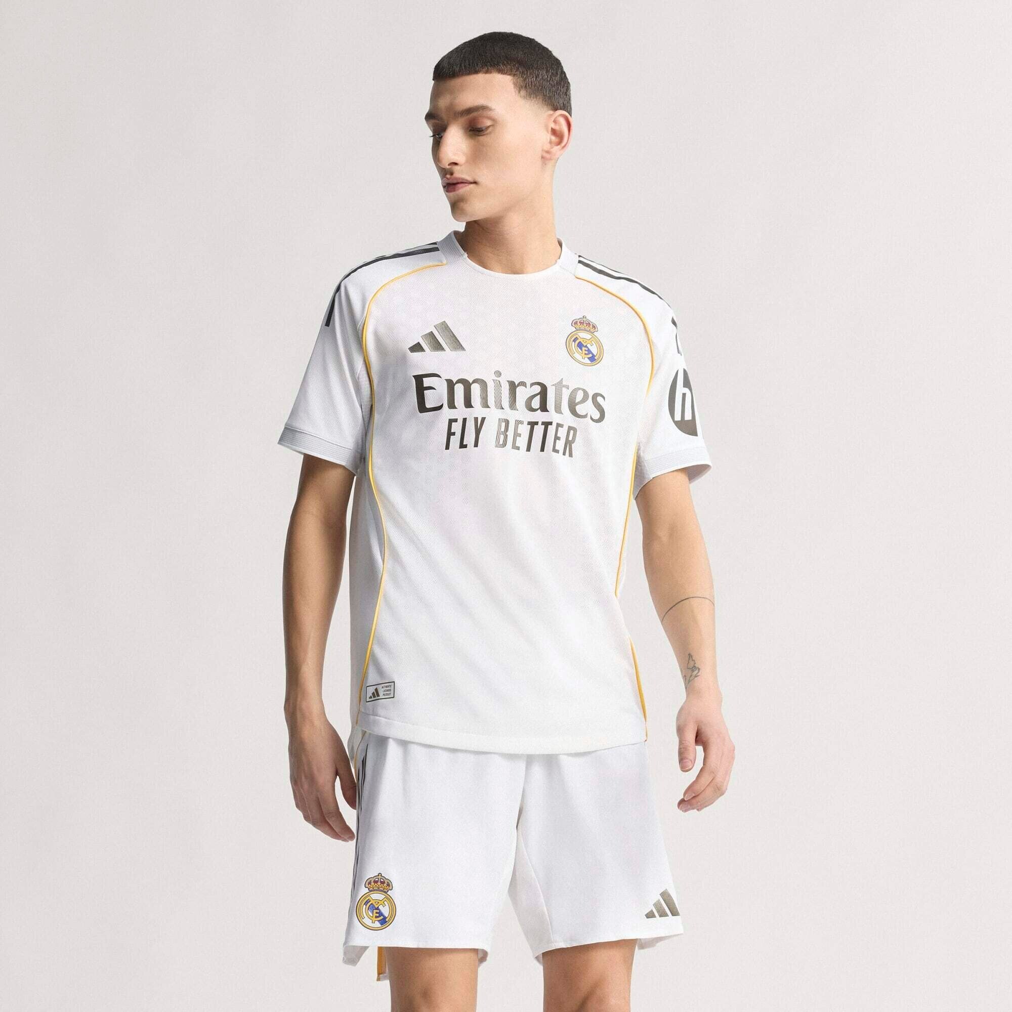 Maillot officiel Real Madrid domicile 2025-2026 blanc Adidas - photo portée