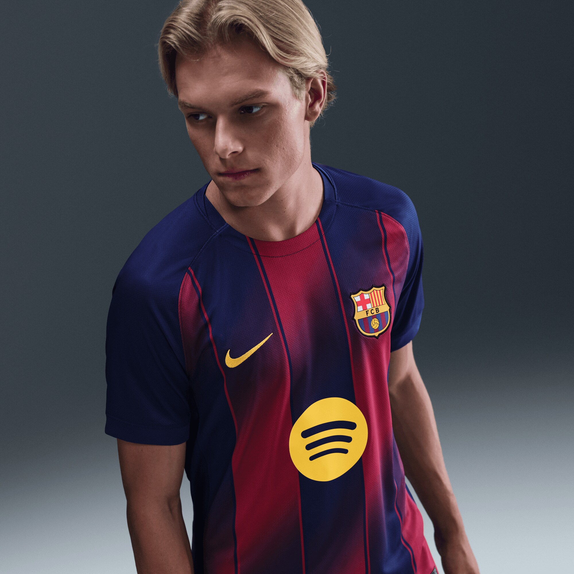 Maillot officiel FC Barcelone domicile 2025-2026 bleu et grenat Nike - photo portée