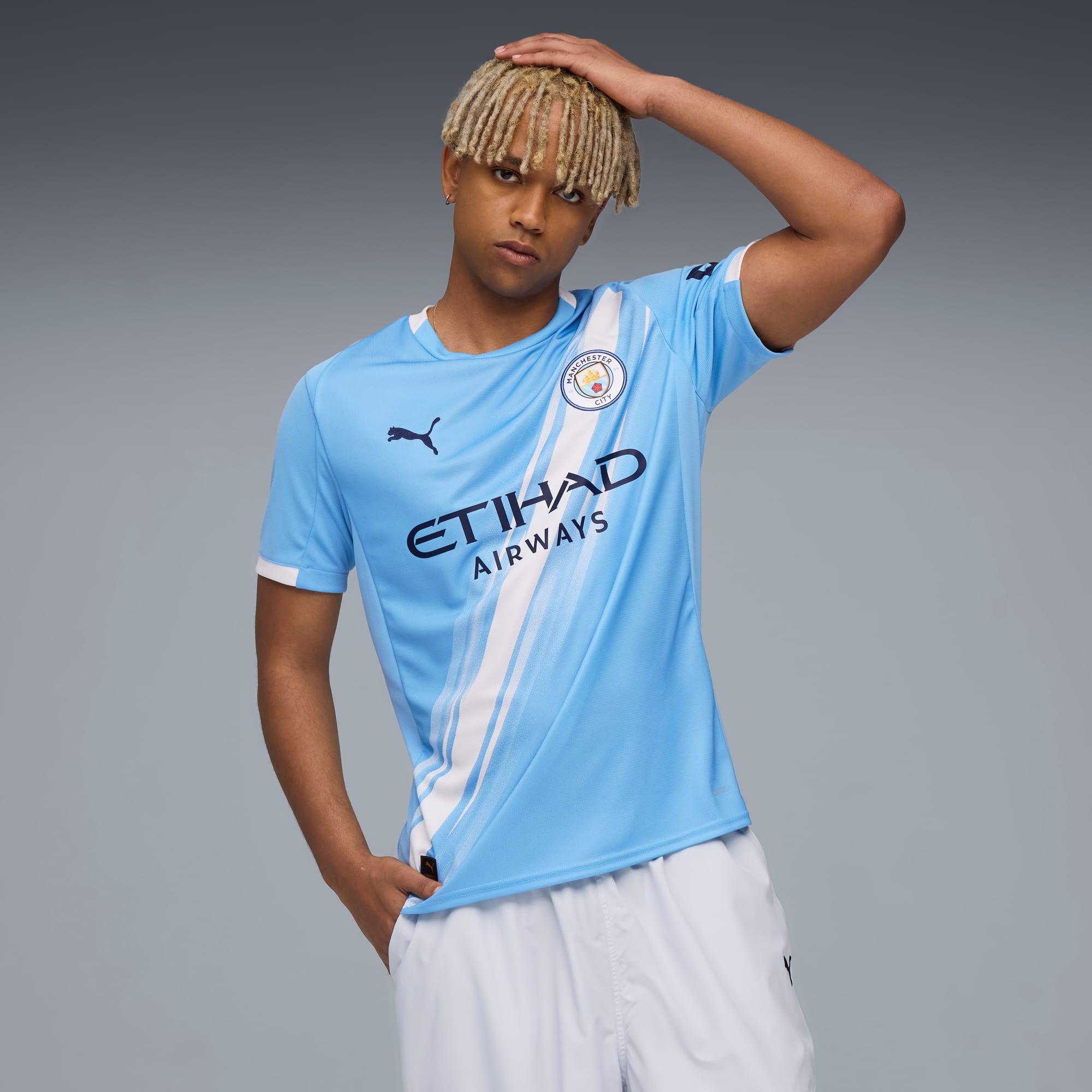 Maillot officiel Manchester City domicile 2025-2026 bleu ciel et blanc Puma - photo portée