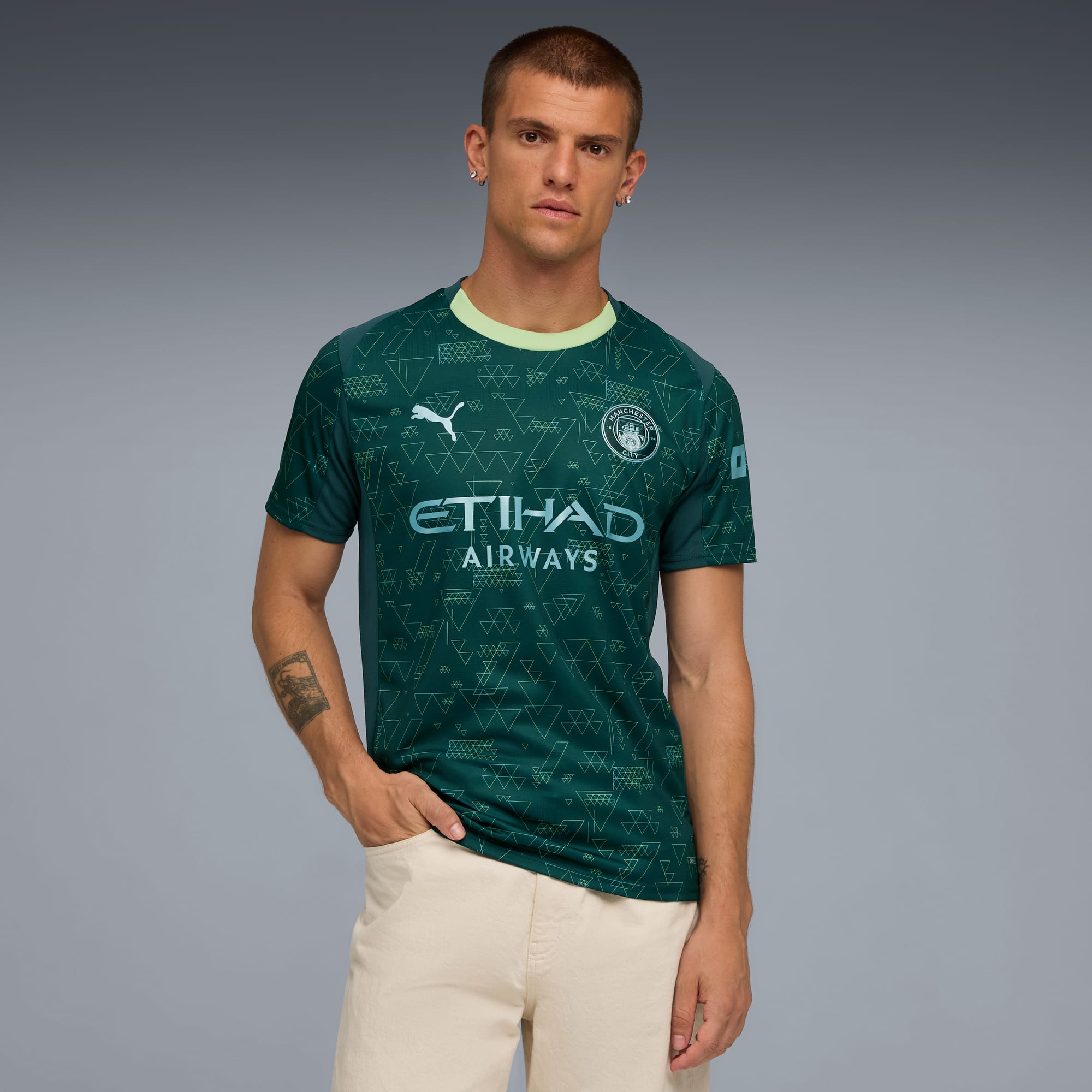 Maillot officiel Manchester City fourth 2025-2026 vert foncé et jaune Puma - photo portée