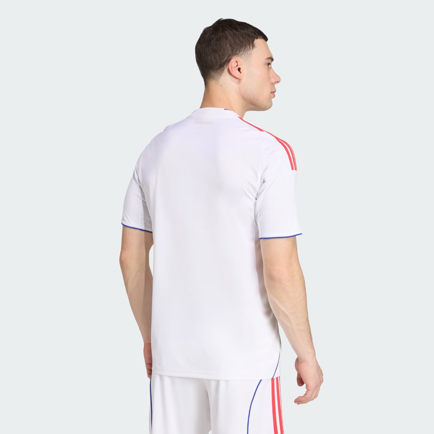 Maillot officiel Olympique Lyonnais domicile 2025-2026 blanc avec bande rouge et bleu Adidas - vue de dos