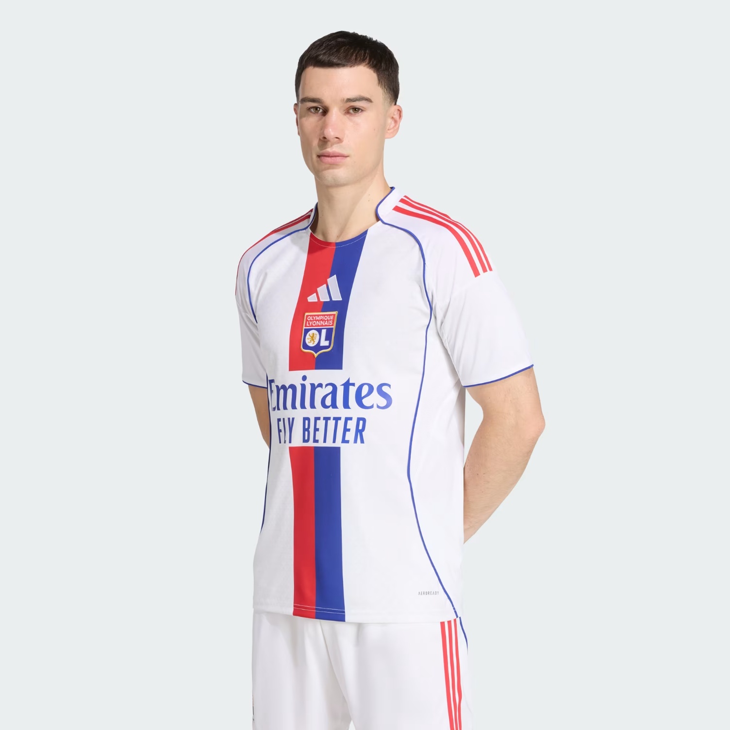 Maillot officiel Olympique Lyonnais domicile 2025-2026 blanc avec bande rouge et bleu Adidas - photo portée