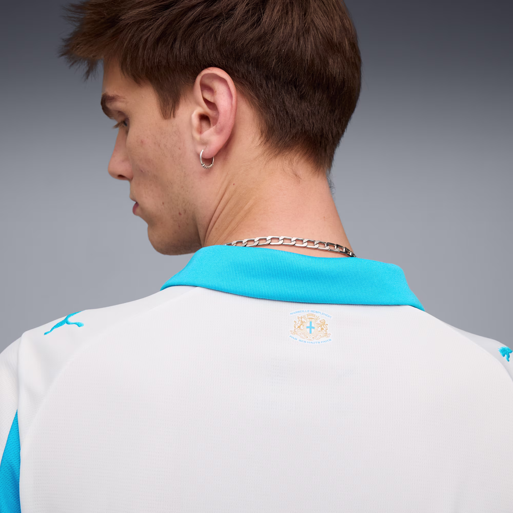 Maillot officiel Olympique de Marseille domicile 2025-2026 blanc et bleu ciel Puma - photo portée 2