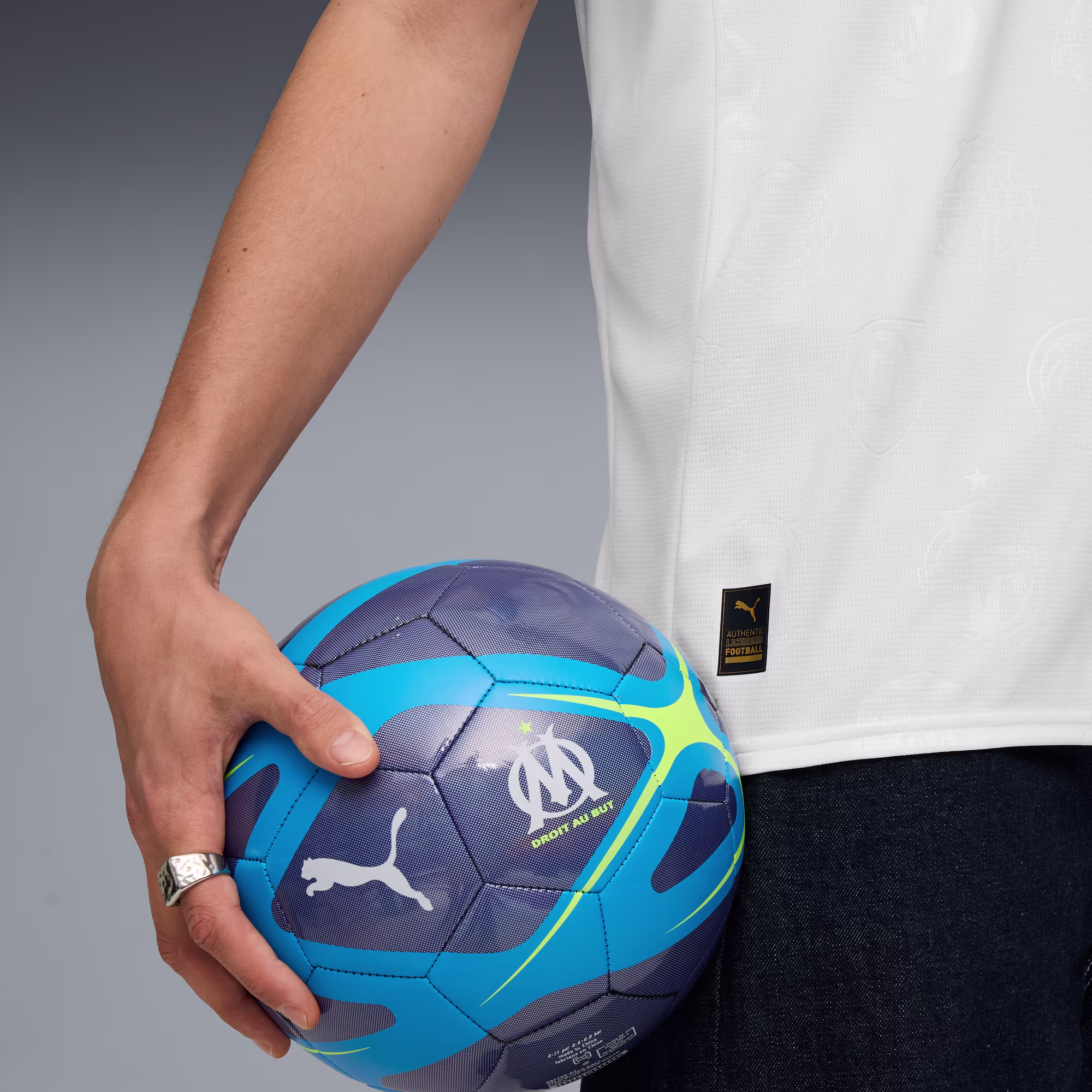 Maillot officiel Olympique de Marseille domicile 2025-2026 blanc et bleu ciel Puma - photo portée 5