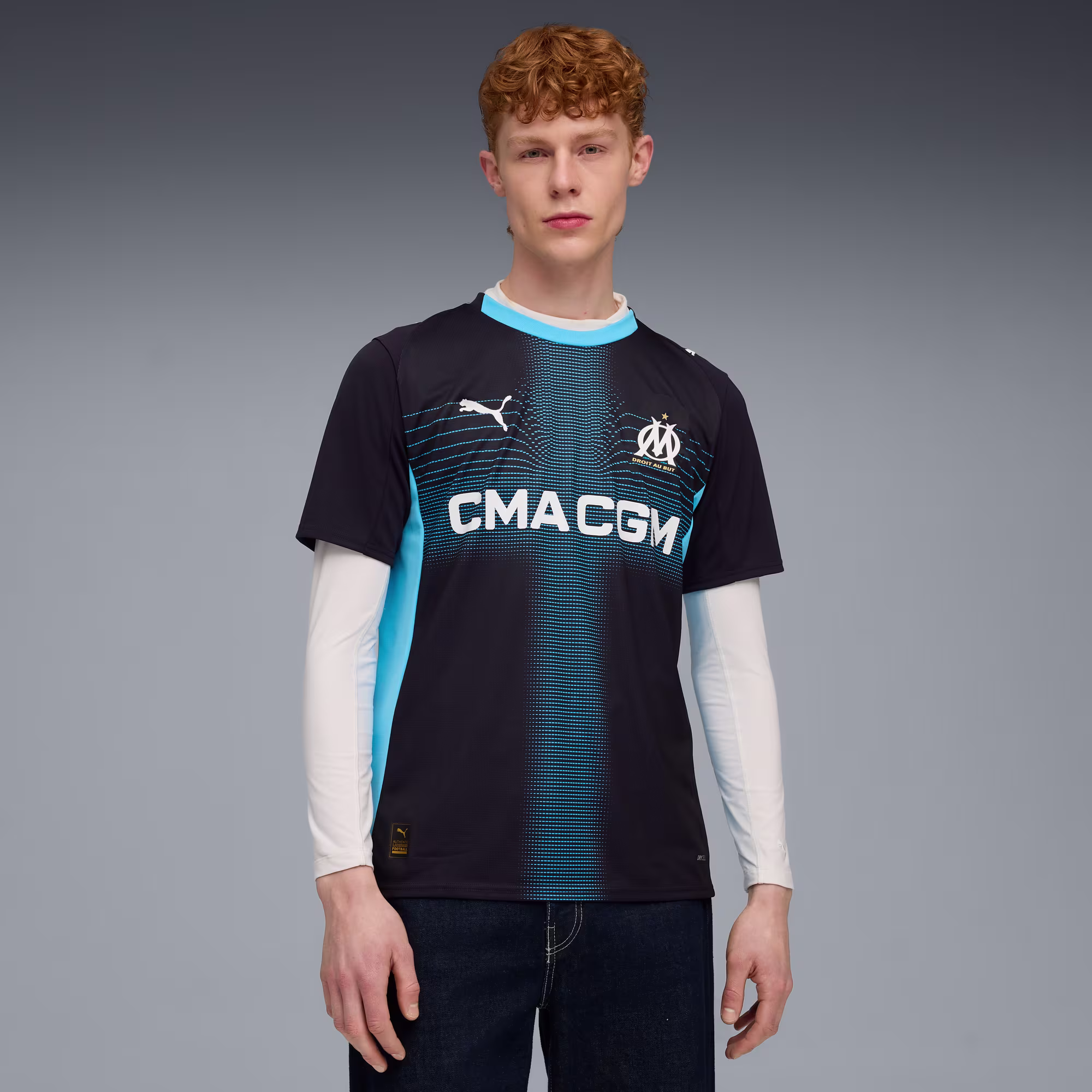 Maillot officiel Olympique de Marseille extérieur 2025-2026 bleu marine et bleu ciel Puma - photo portée