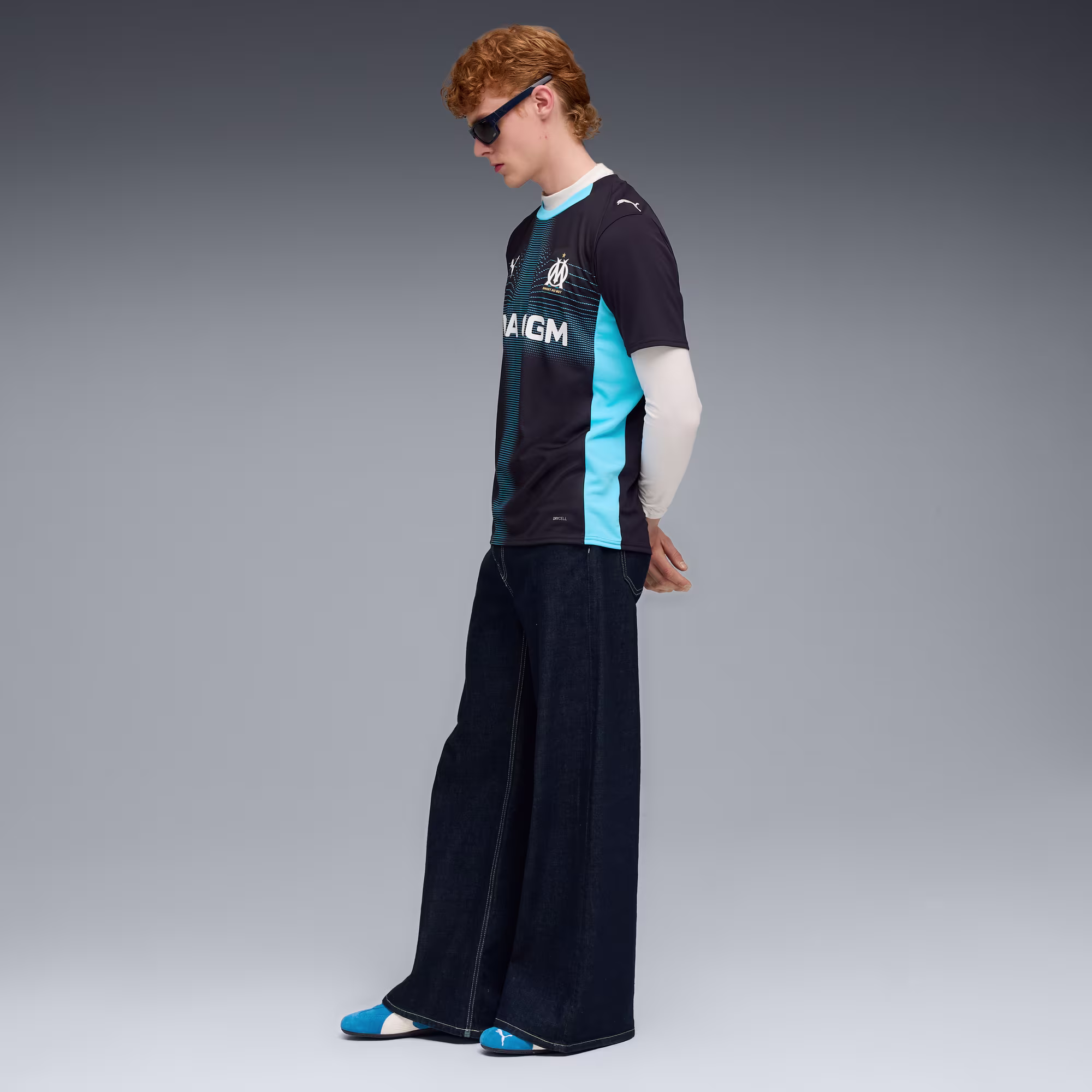 Maillot officiel Olympique de Marseille extérieur 2025-2026 bleu marine et bleu ciel Puma - photo portée 2