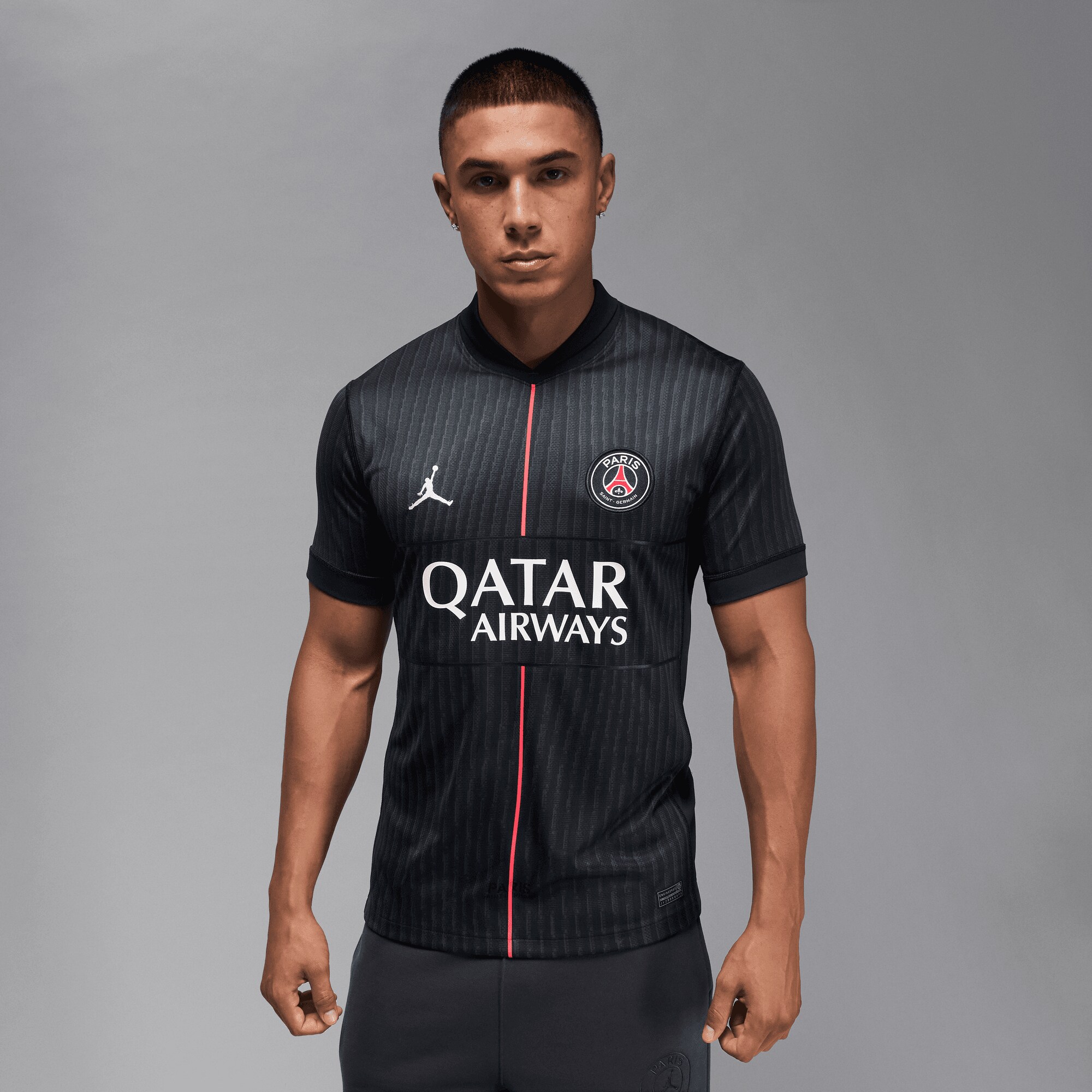 Maillot officiel Paris Saint-Germain fourth 2025-2026 gris et noir Jordan - photo portée
