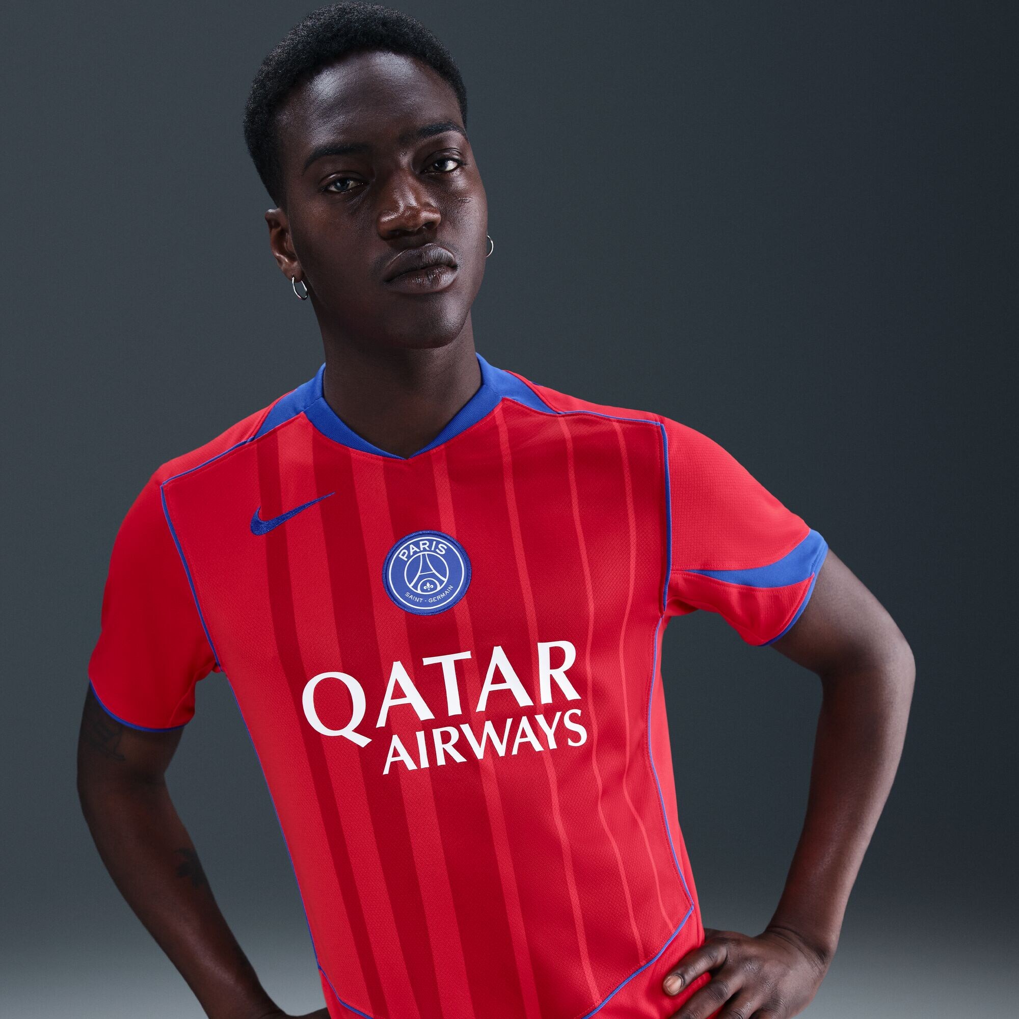 Maillot officiel Paris Saint-Germain third 2025-2026 bordeaux et rose Nike - photo portée