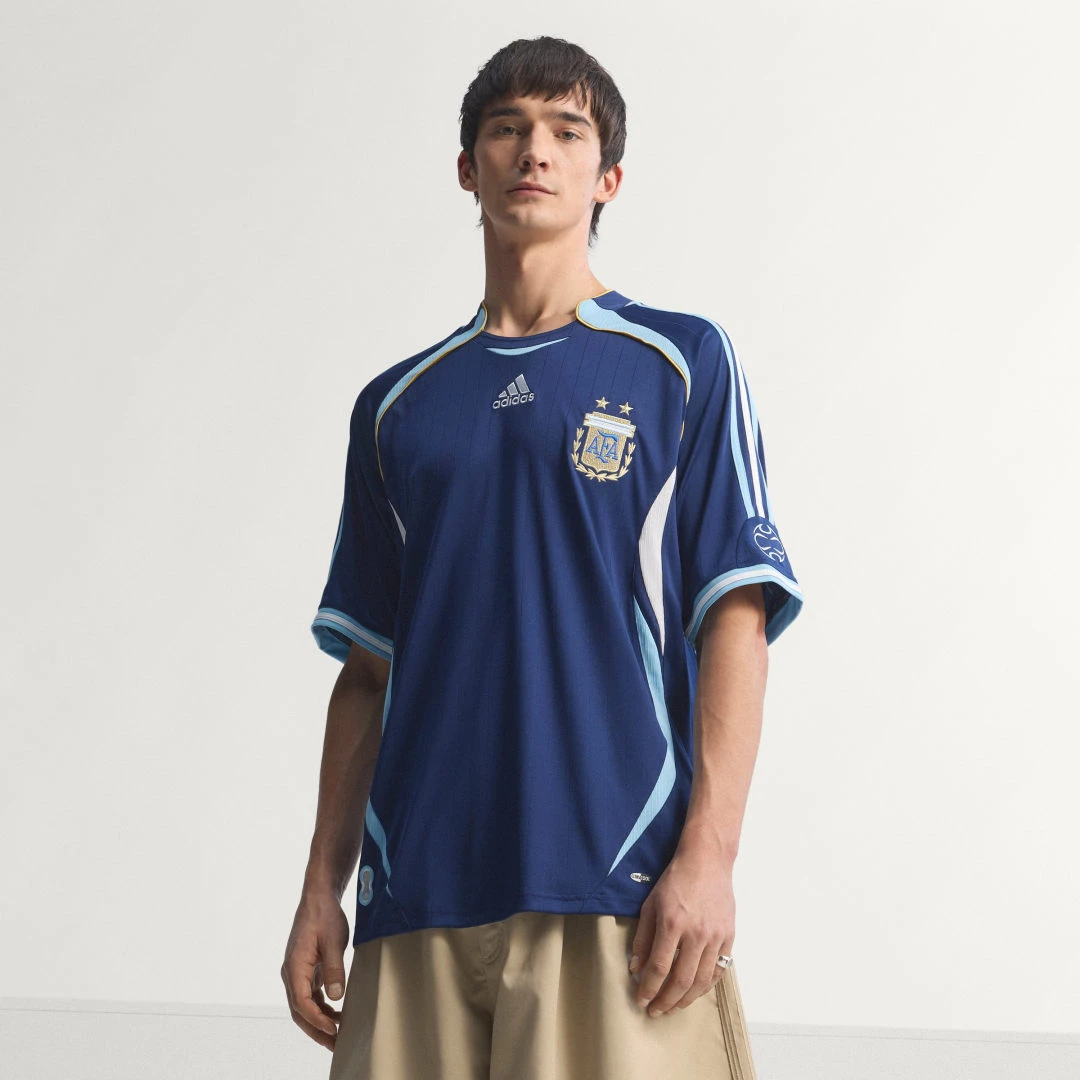 Maillot de football rétro extérieur bleu de l'Argentine saison 2006 par Adidas.