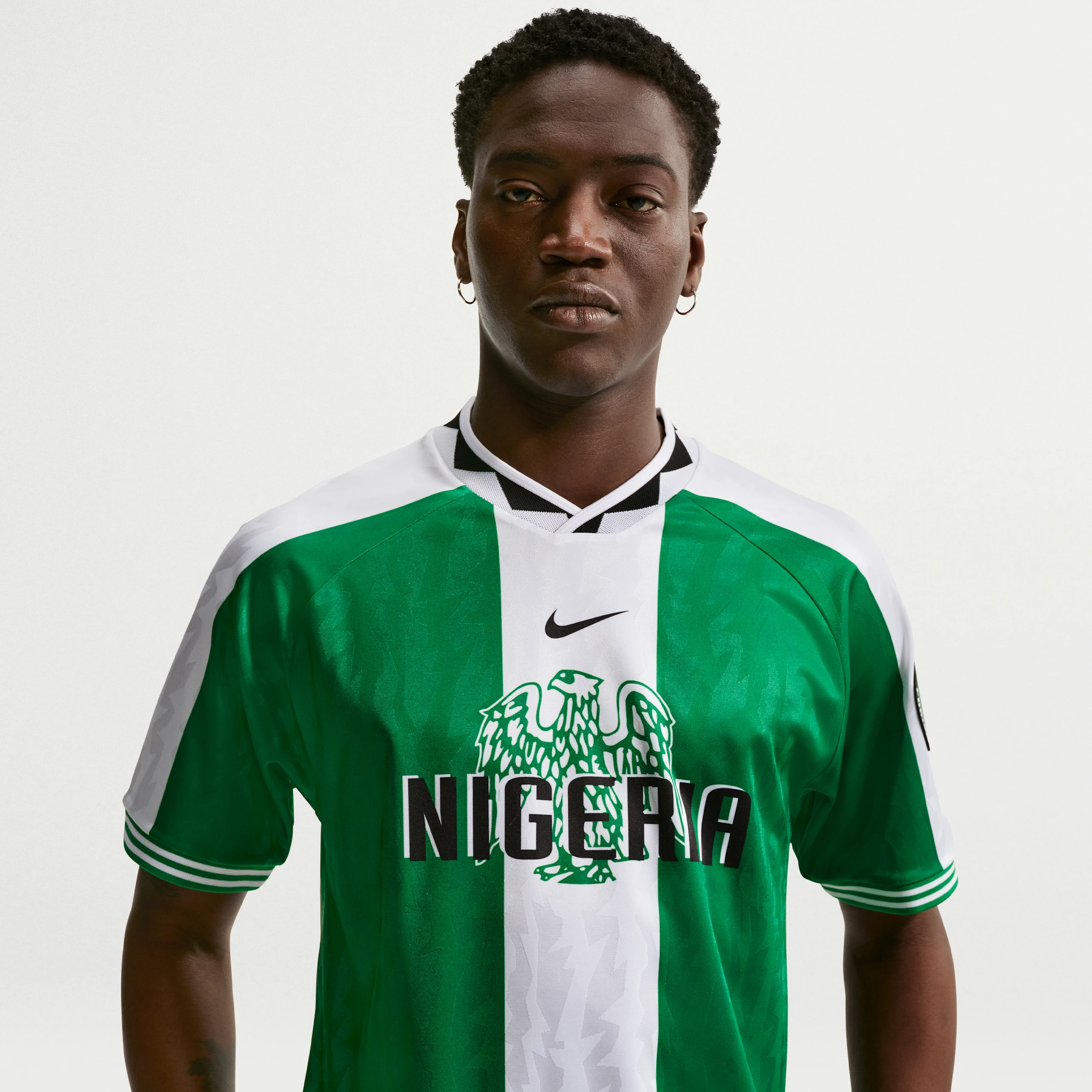 Maillot de football Nike rétro du Nigeria saison 1996, coloris vert avec détails vintage et logos officiels.